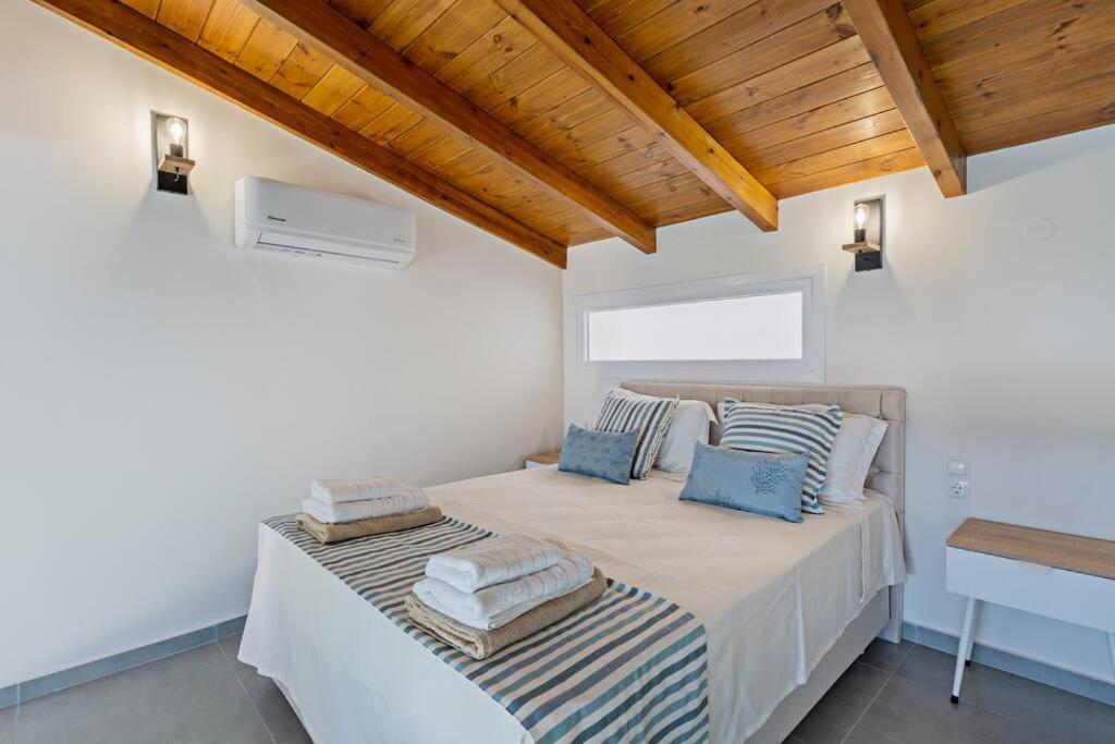 Sofia Suite, A Seafront Hideaway ! Pánormos Esterno foto