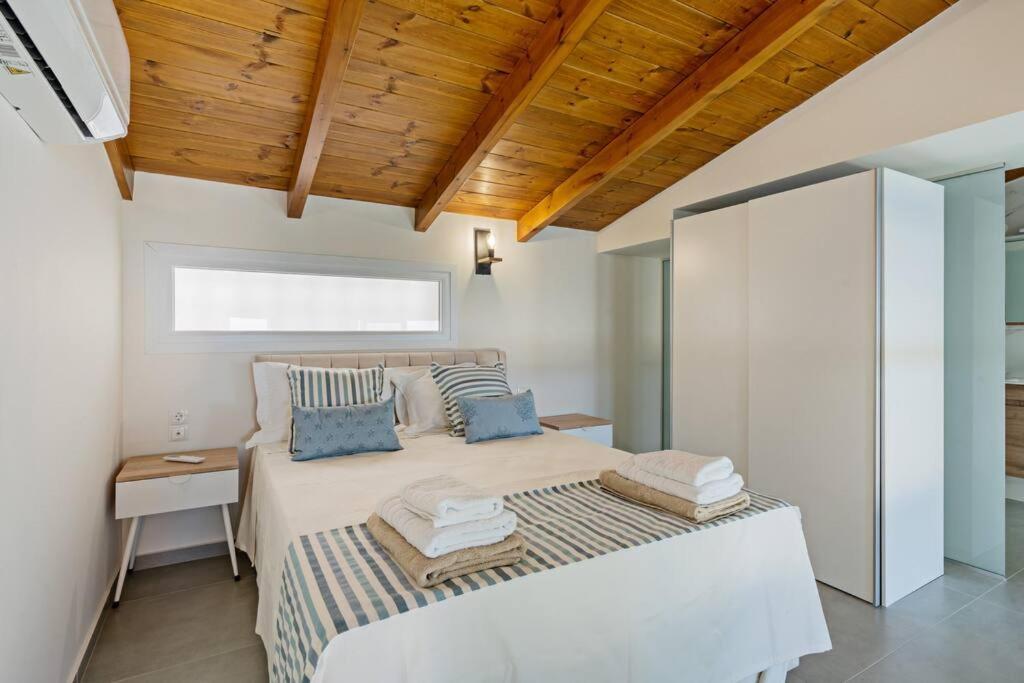 Sofia Suite, A Seafront Hideaway ! Pánormos Esterno foto